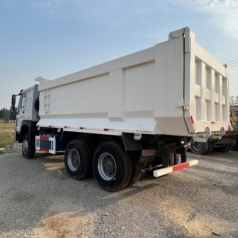 SINOTRUK HOWO - Tovornjak zabojnik: slika 1 SINOTRUK HOWO - Tovornjak zabojnik: slika 1