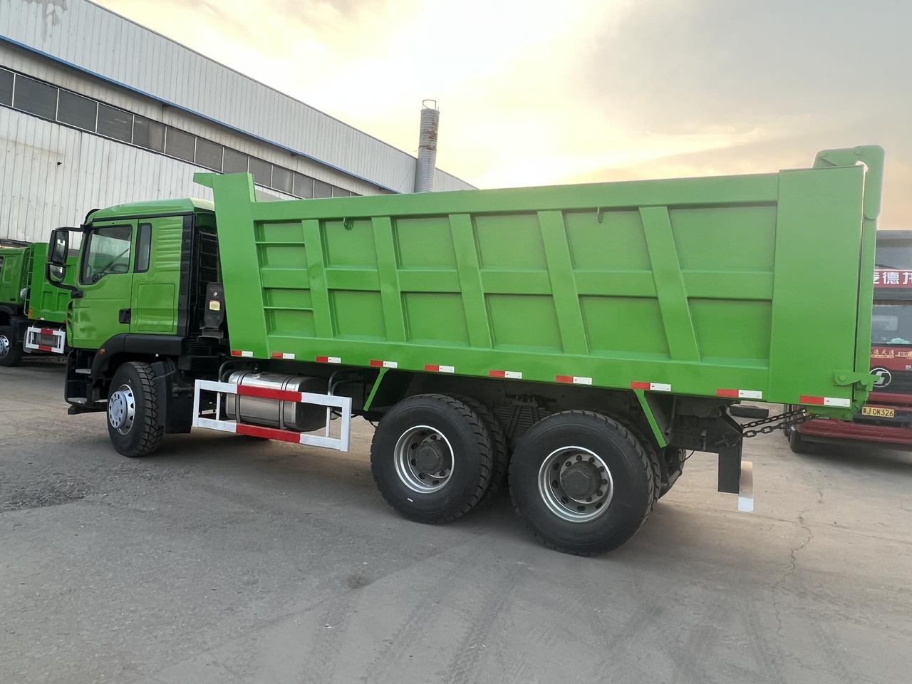 SINOTRUK TX 6x4 - Tovornjak prekucnik: slika 4 SINOTRUK TX 6x4 - Tovornjak prekucnik: slika 4