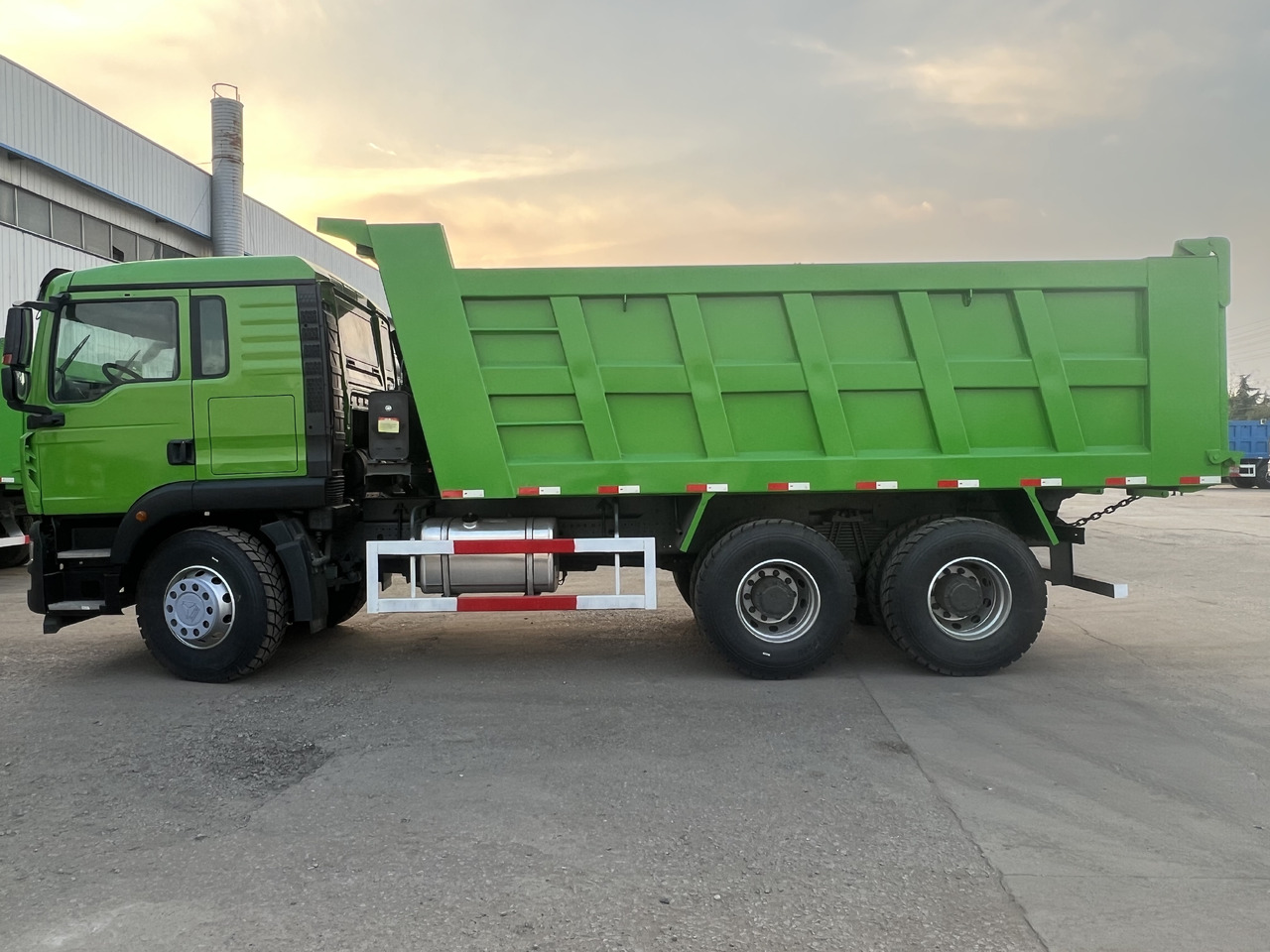 Sinotruk HOWO - Tovornjak prekucnik: slika 2 Sinotruk HOWO - Tovornjak prekucnik: slika 2