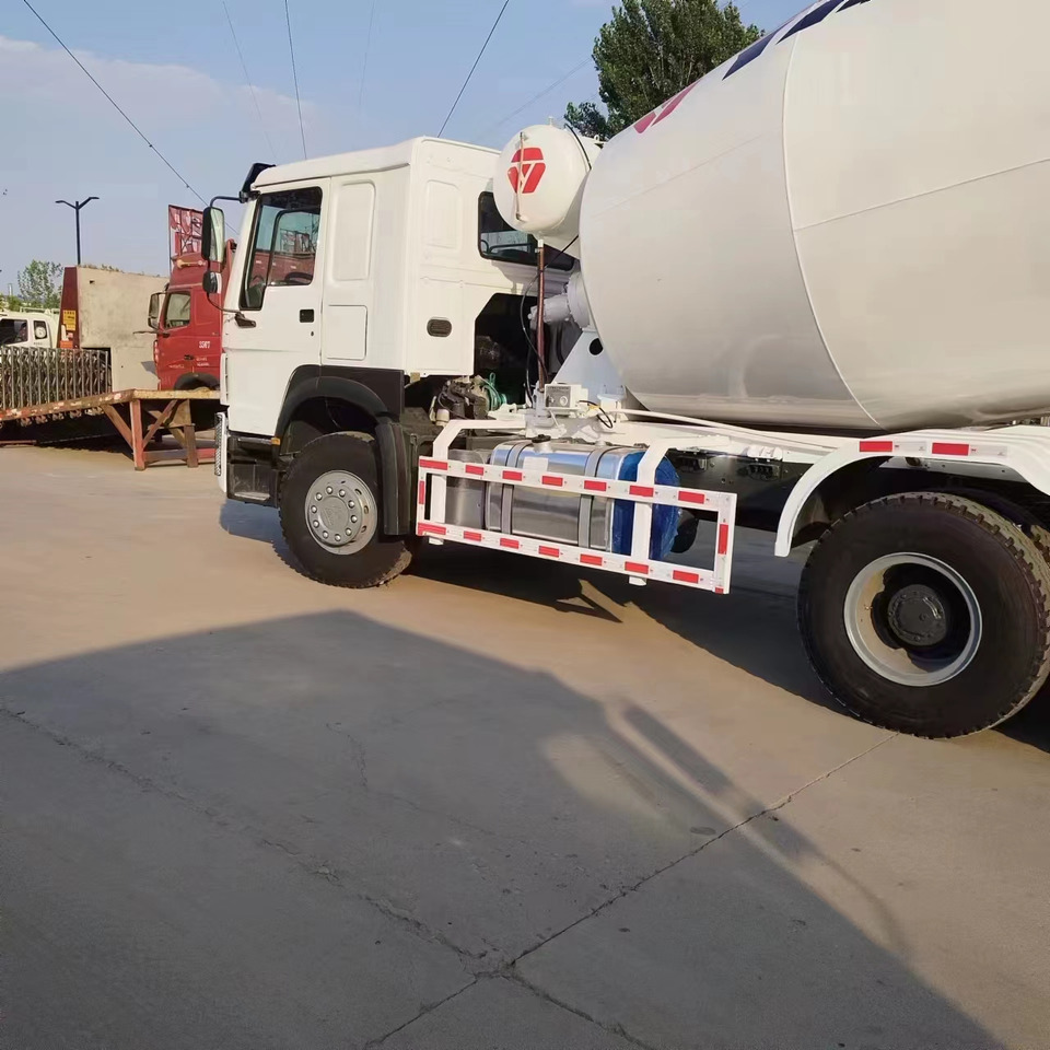 SINOTRUK HOWO Concrete Mixer Truck - Tovornjak: slika 4 SINOTRUK HOWO Concrete Mixer Truck - Tovornjak: slika 4