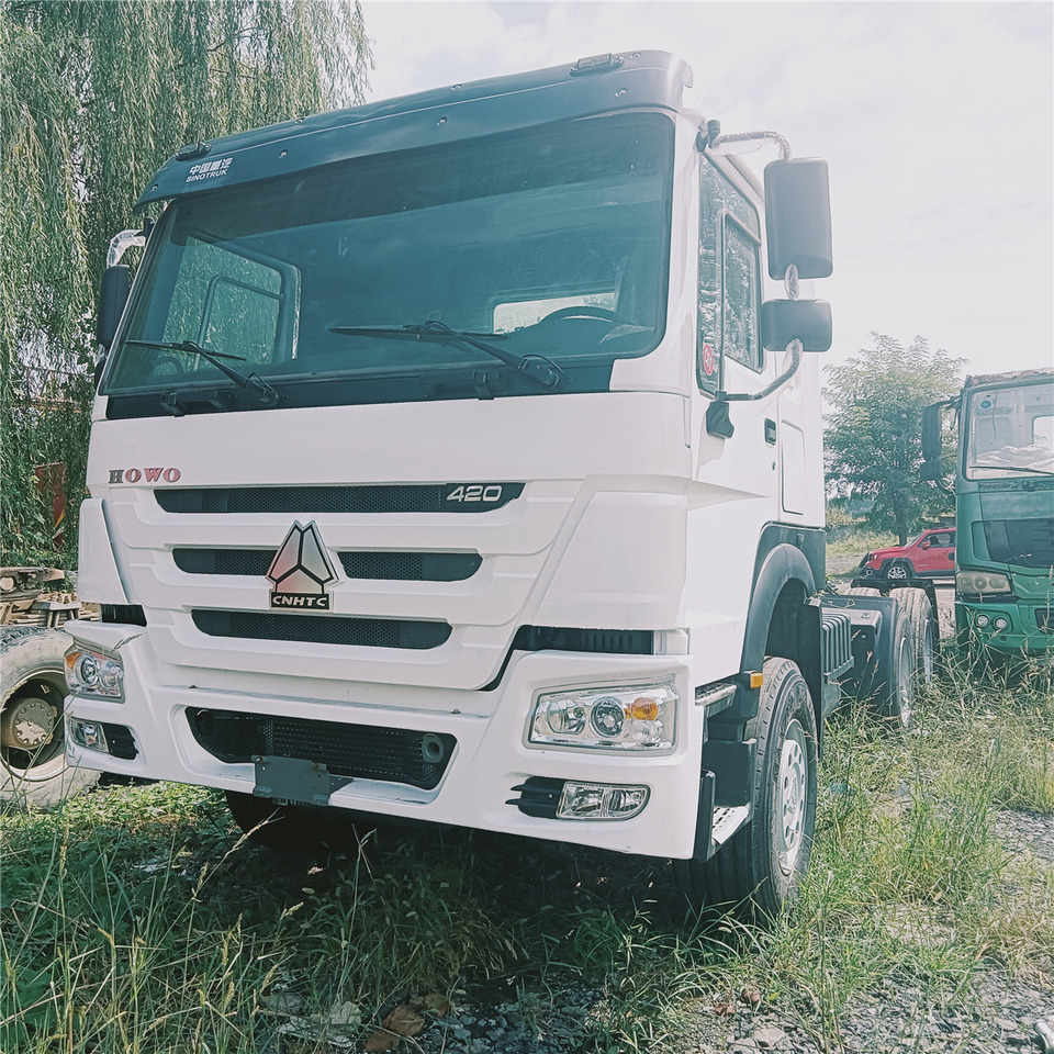 SINOTRUK HOWO trailer head - Vlačilec: slika 1 SINOTRUK HOWO trailer head - Vlačilec: slika 1