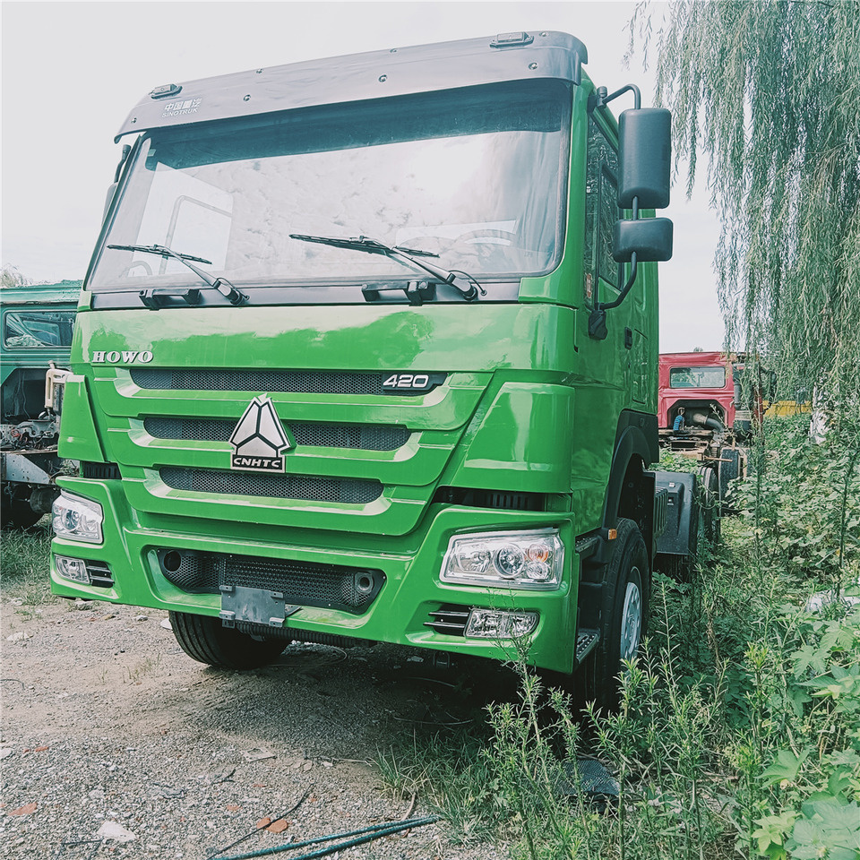 SINOTRUK HOWO tralier head - Vlačilec: slika 1 SINOTRUK HOWO tralier head - Vlačilec: slika 1