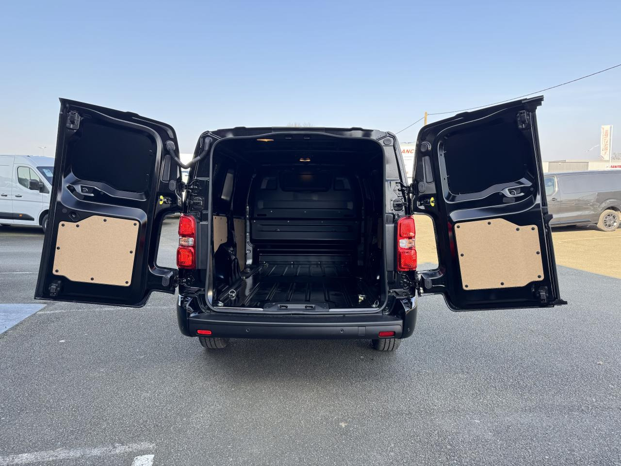 CITROEN jumpy XL 2.0 BLUEHDI 180CH S&S CABINE APPROFONDIE FIXE EAT8 5 PLACES - Furgon: slika 4 CITROEN jumpy XL 2.0 BLUEHDI 180CH S&S CABINE APPROFONDIE FIXE EAT8 5 PLACES - Furgon: slika 4