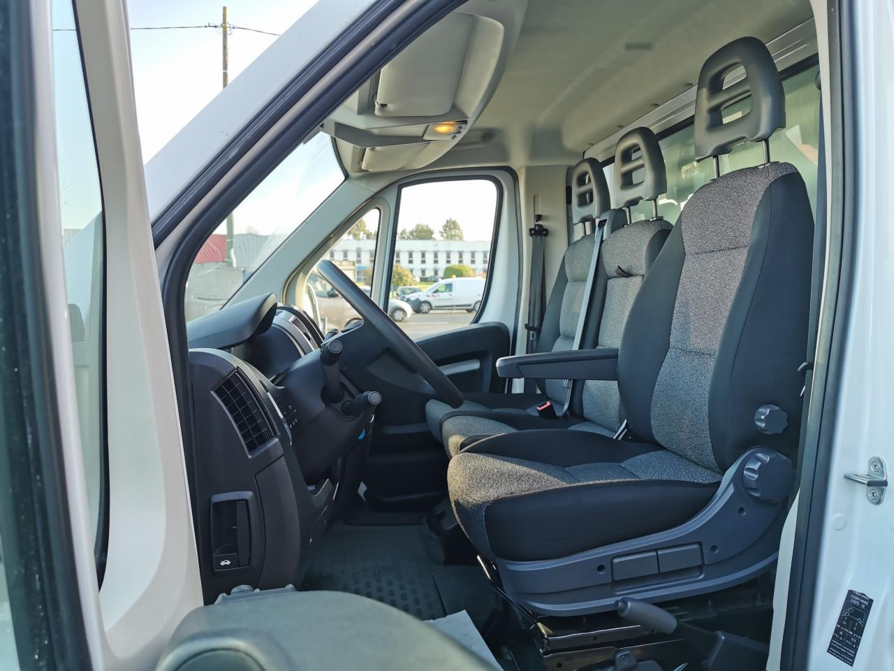 FIAT DUCATO 3T5 CAISSE + HAYON 2.2 HDI 140CH - Dostavno vozilo z zabojnikom: slika 5 FIAT DUCATO 3T5 CAISSE + HAYON 2.2 HDI 140CH - Dostavno vozilo z zabojnikom: slika 5