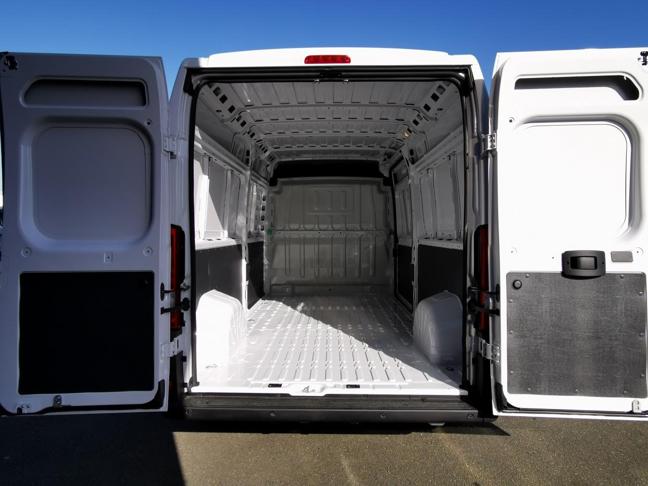 PEUGEOT Boxer 3.5t L2H2 2.2 HDi 140CH - Furgon: slika 3 PEUGEOT Boxer 3.5t L2H2 2.2 HDi 140CH - Furgon: slika 3