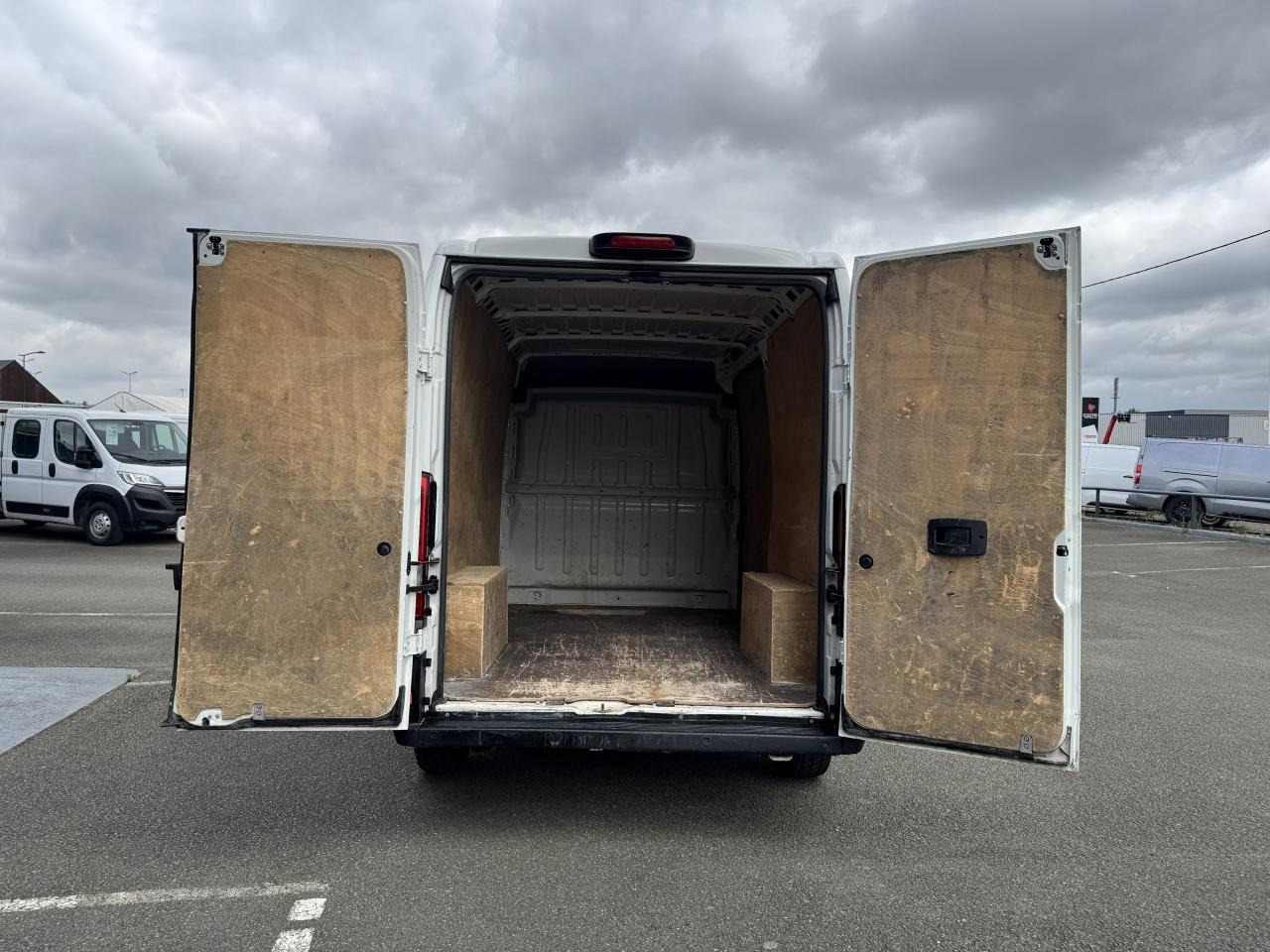 PEUGEOT Boxer Asphalt 333 L2H2 2.2 BlueHDi S&S - 120 III FOURGON TOLE Fourgon Tolé 333 L2H2 PHAS - Furgon: slika 2 PEUGEOT Boxer Asphalt 333 L2H2 2.2 BlueHDi S&S - 120 III FOURGON TOLE Fourgon Tolé 333 L2H2 PHAS - Furgon: slika 2