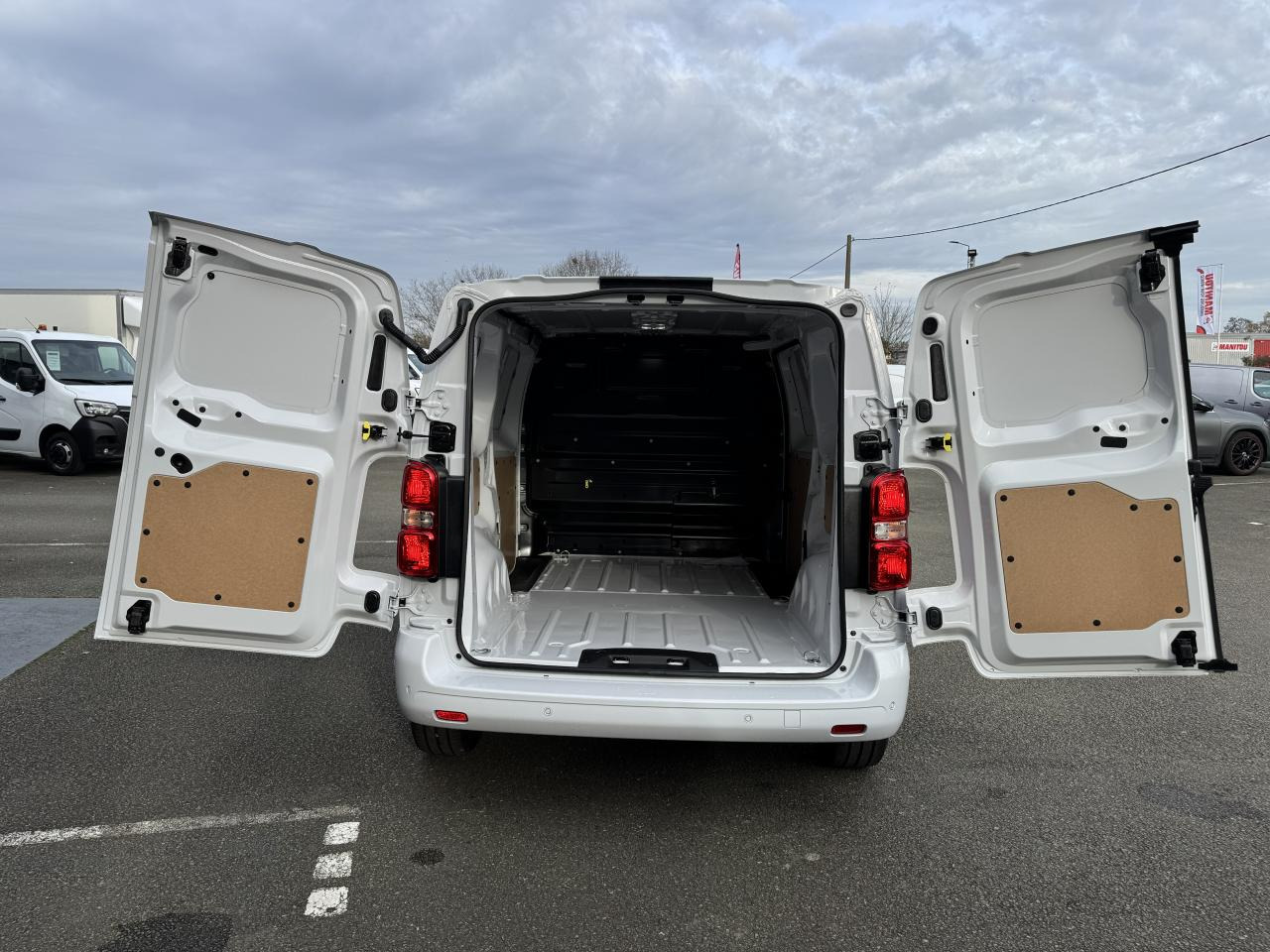 PEUGEOT Expert M 2.0 BlueHDi - 180 S&S - BV EAT8 III FOURGON Fourgon PHASE 2 - Furgon: slika 3 PEUGEOT Expert M 2.0 BlueHDi - 180 S&S - BV EAT8 III FOURGON Fourgon PHASE 2 - Furgon: slika 3