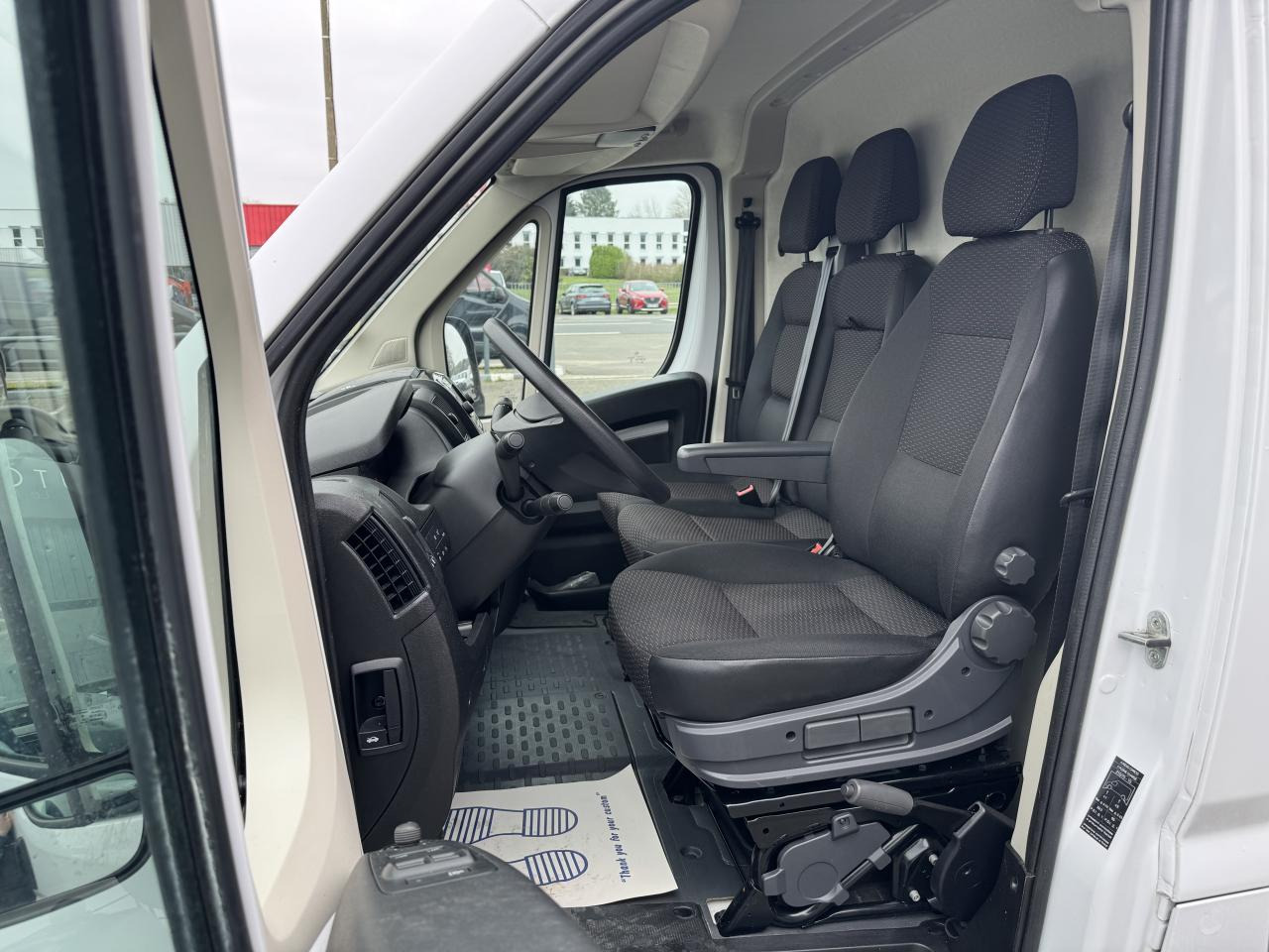 PEUGEOT boxer 333 L1H1 2.2 BLUEHDI S&S 140CH ASPHALT - Furgon: slika 4 PEUGEOT boxer 333 L1H1 2.2 BLUEHDI S&S 140CH ASPHALT - Furgon: slika 4