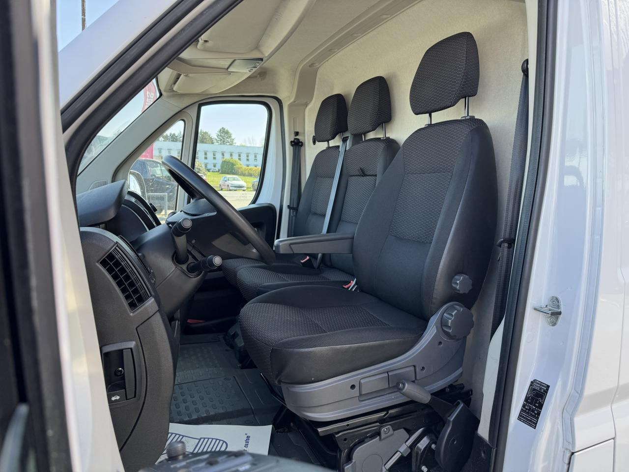 PEUGEOT boxer 333 L1H1 2.2 BLUEHDI S&S 140CH ASPHALT - Furgon: slika 4 PEUGEOT boxer 333 L1H1 2.2 BLUEHDI S&S 140CH ASPHALT - Furgon: slika 4
