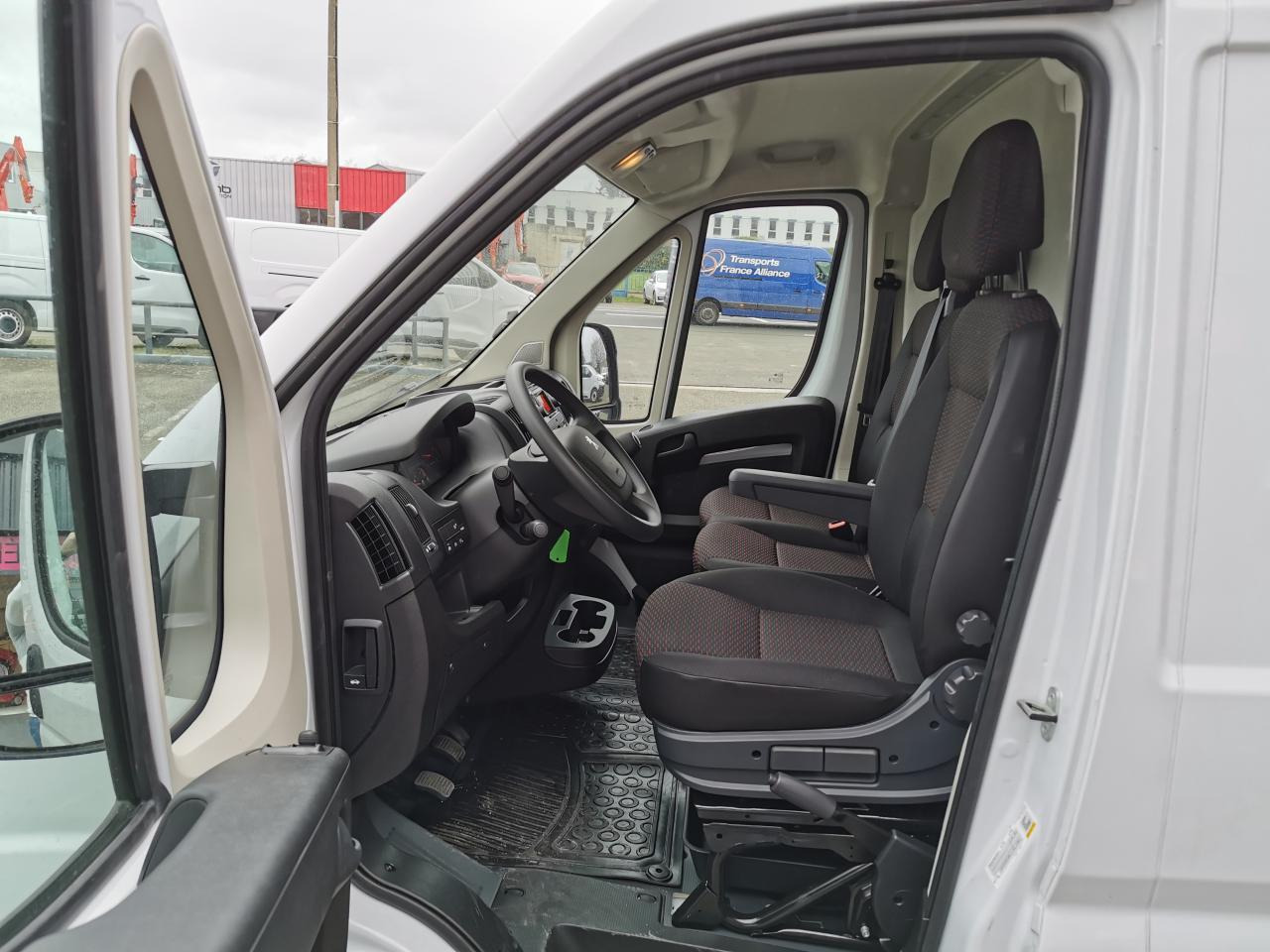 Peugeot Boxer 3.5t L2H2 2.2 HDi S&S Maxi - 140 III FOURGON TOLE Fourgon Tolé 435 L2H2 PHASE 3 - Furgon: slika 4 Peugeot Boxer 3.5t L2H2 2.2 HDi S&S Maxi - 140 III FOURGON TOLE Fourgon Tolé 435 L2H2 PHASE 3 - Furgon: slika 4