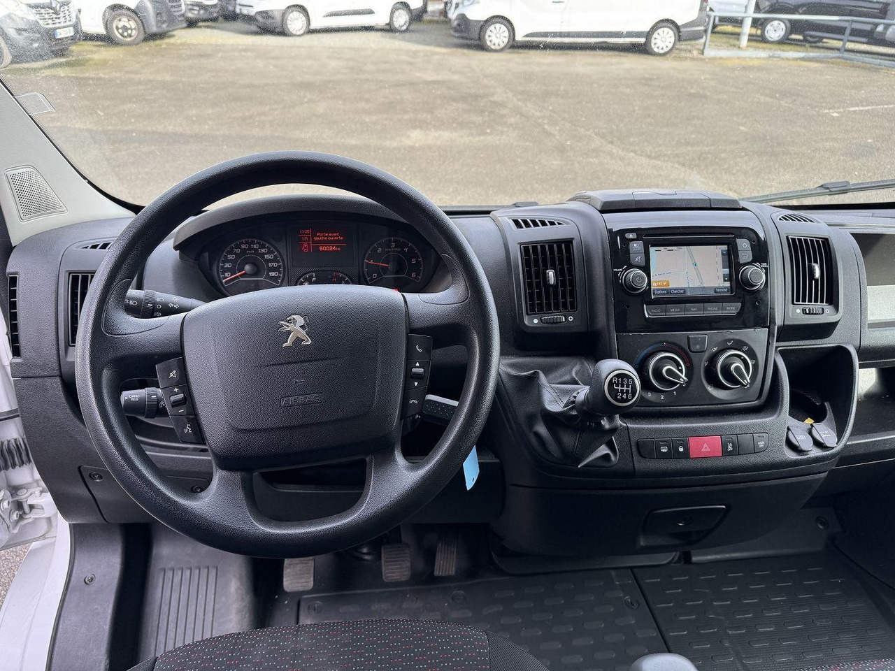 Peugeot Boxer 330 L1H1 2.2 BLUEHDI S&S 140CH ASPHALT - Mali kombi: slika 3 Peugeot Boxer 330 L1H1 2.2 BLUEHDI S&S 140CH ASPHALT - Mali kombi: slika 3