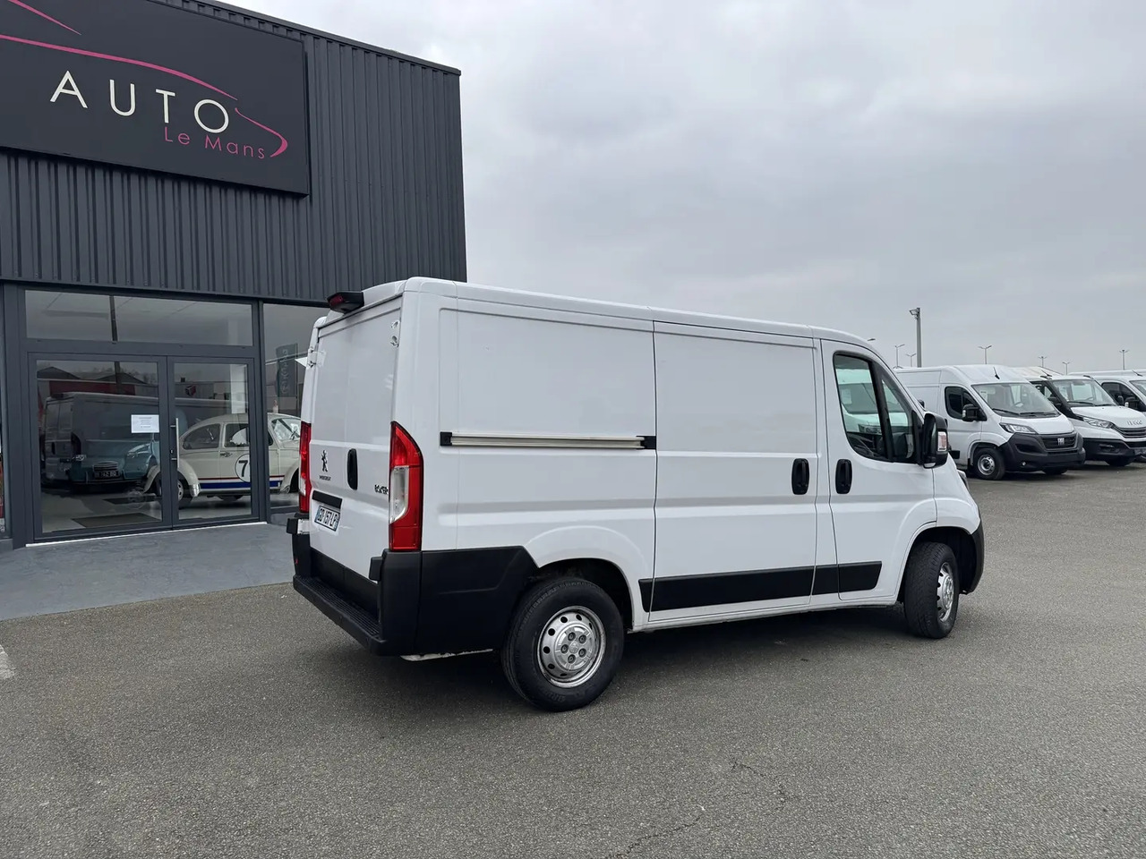 Peugeot Boxer 333 L1H1 2.2 BLUEHDI S&S 140CH ASPHALT - Furgon: slika 5 Peugeot Boxer 333 L1H1 2.2 BLUEHDI S&S 140CH ASPHALT - Furgon: slika 5