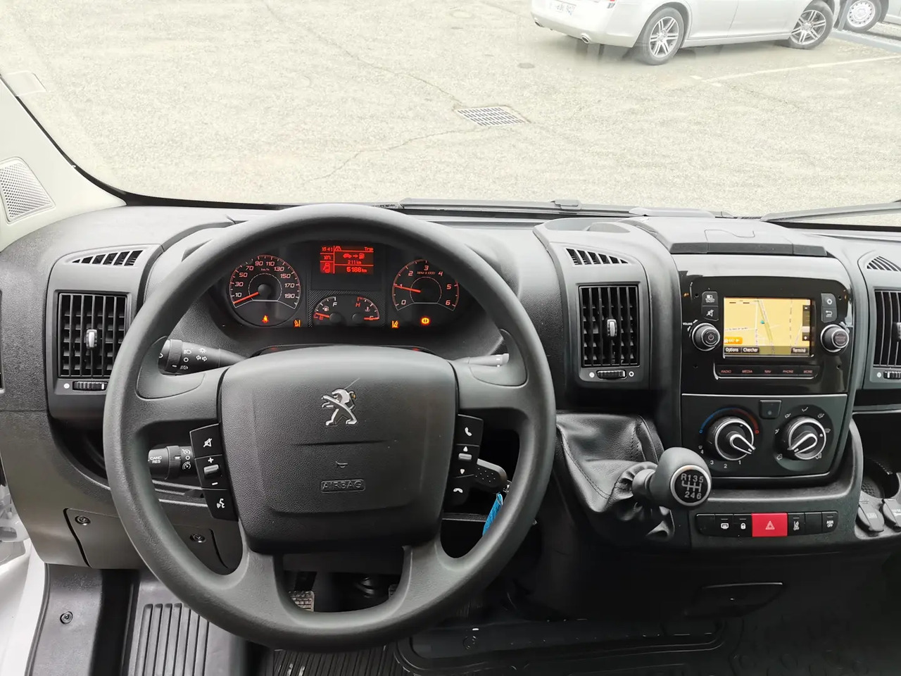 Peugeot Boxer 333 L2H2 2.2 BLUEHDI S&S 140CH ASPHALT - Furgon: slika 4 Peugeot Boxer 333 L2H2 2.2 BLUEHDI S&S 140CH ASPHALT - Furgon: slika 4