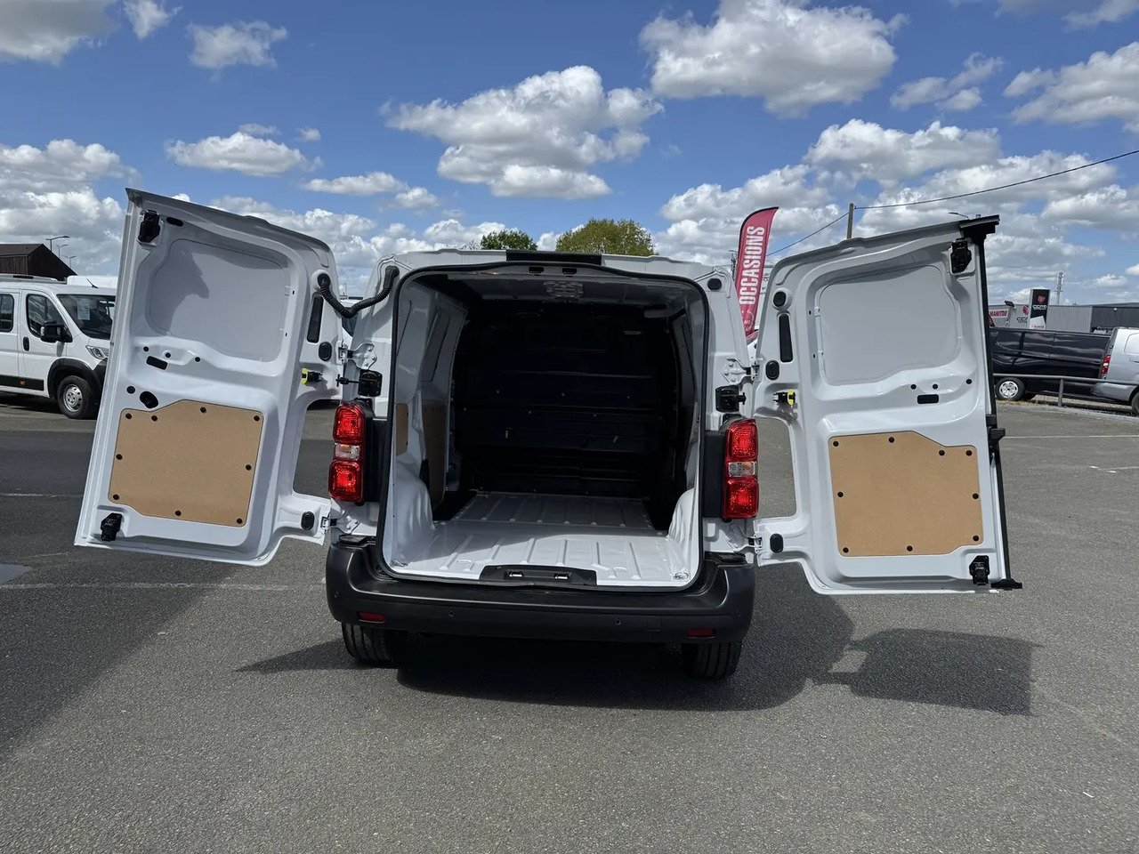 Peugeot Expert M 2.0 BLUEHDI 145CH PACK PREMIUM CONNECT - Furgon: slika 3 Peugeot Expert M 2.0 BLUEHDI 145CH PACK PREMIUM CONNECT - Furgon: slika 3