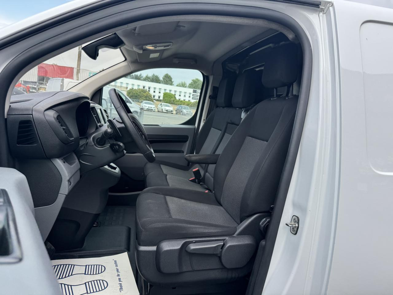 Peugeot Expert STANDARD 2.0 BLUEHDI 180CH S&S ASPHALT EAT8 - Furgon: slika 4 Peugeot Expert STANDARD 2.0 BLUEHDI 180CH S&S ASPHALT EAT8 - Furgon: slika 4