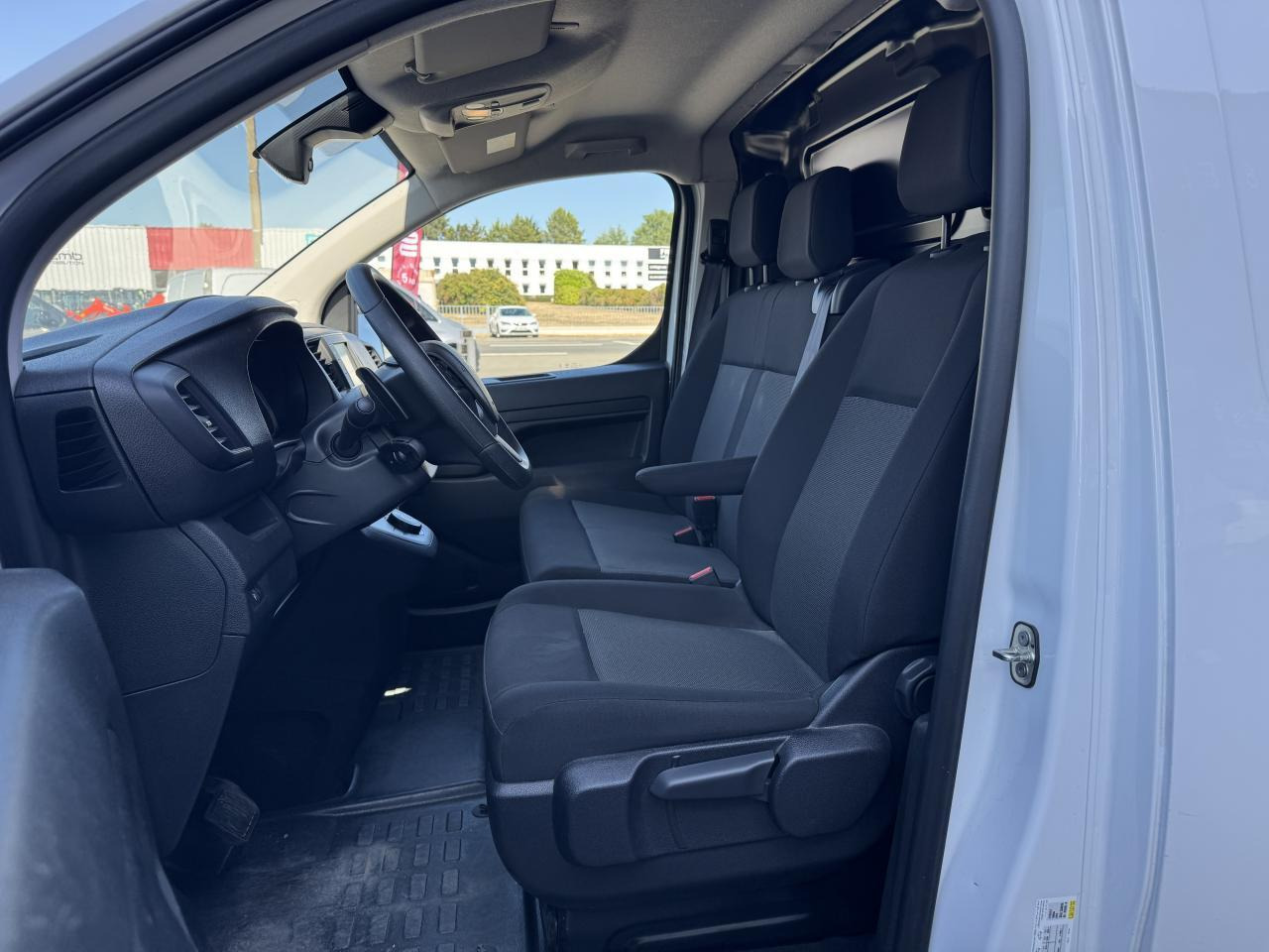Peugeot Expert Standard 2.0 BlueHDi - 145 S&S - BV EAT8 III FOURGON Fourgon Asphalt PHASE 1 - Furgon: slika 4 Peugeot Expert Standard 2.0 BlueHDi - 145 S&S - BV EAT8 III FOURGON Fourgon Asphalt PHASE 1 - Furgon: slika 4