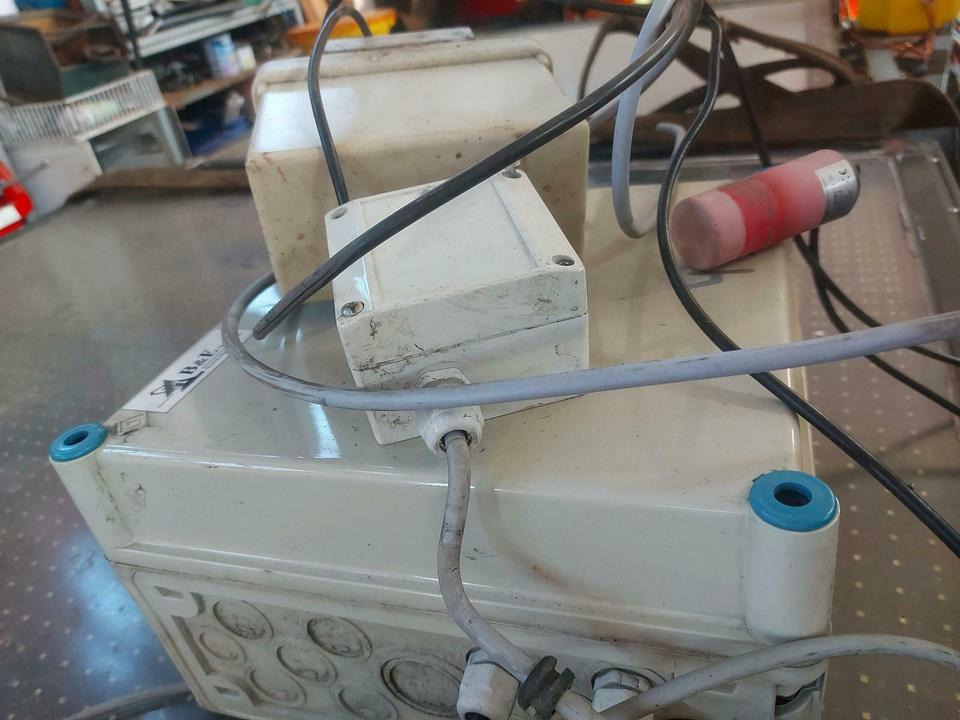 B&E Funkwarnmeldeanlage Nissen Horizont Absperrtafel Leittafel - Električni sistem za Prikolica: slika 1 B&E Funkwarnmeldeanlage Nissen Horizont Absperrtafel Leittafel - Električni sistem za Prikolica: slika 1