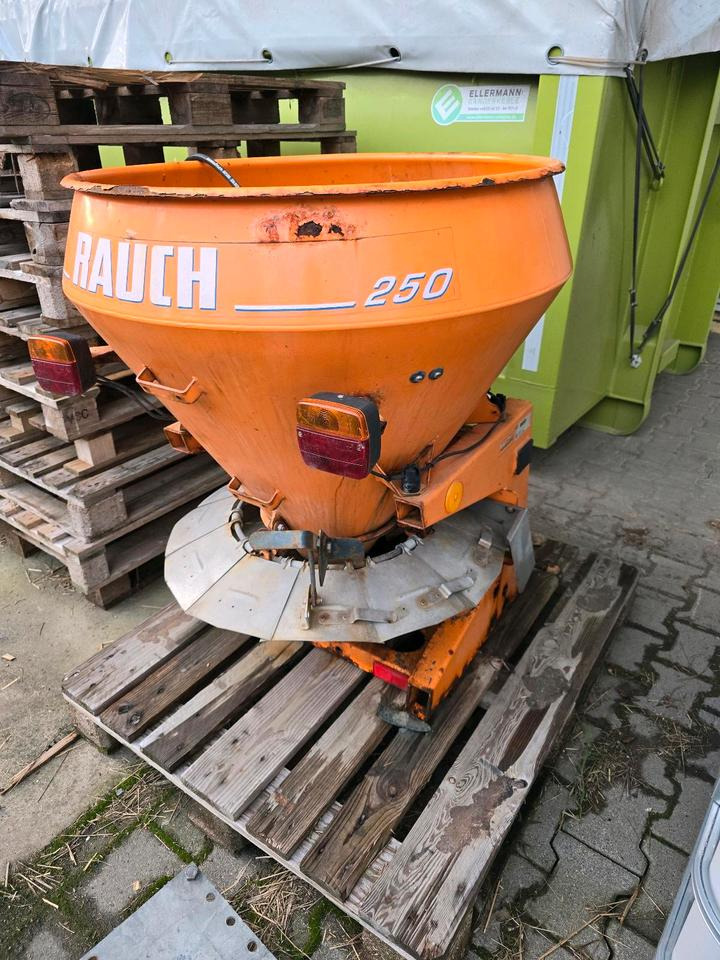 Rauch 250 Salzstreuer für Kleintraktor Iseki Kubota Winterdienst - Posipalnik peska/ Soli: slika 2 Rauch 250 Salzstreuer für Kleintraktor Iseki Kubota Winterdienst - Posipalnik peska/ Soli: slika 2