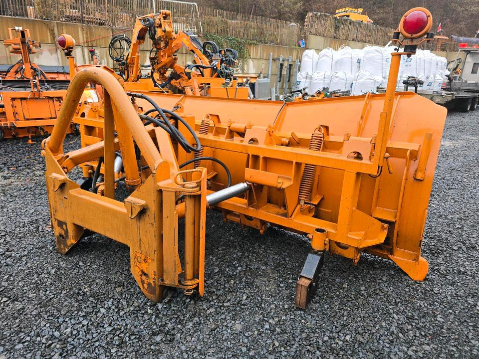 Schmidt MF 2.4 3m. Schneeschieber Schneeschild Winterdienst Räumschild Schneepflug passend für Traktor Unimog 405 UGE UGN Fronthydraulik - Snežni plug: slika 2 Schmidt MF 2.4 3m. Schneeschieber Schneeschild Winterdienst Räumschild Schneepflug passend für Traktor Unimog 405 UGE UGN Fronthydraulik - Snežni plug: slika 2