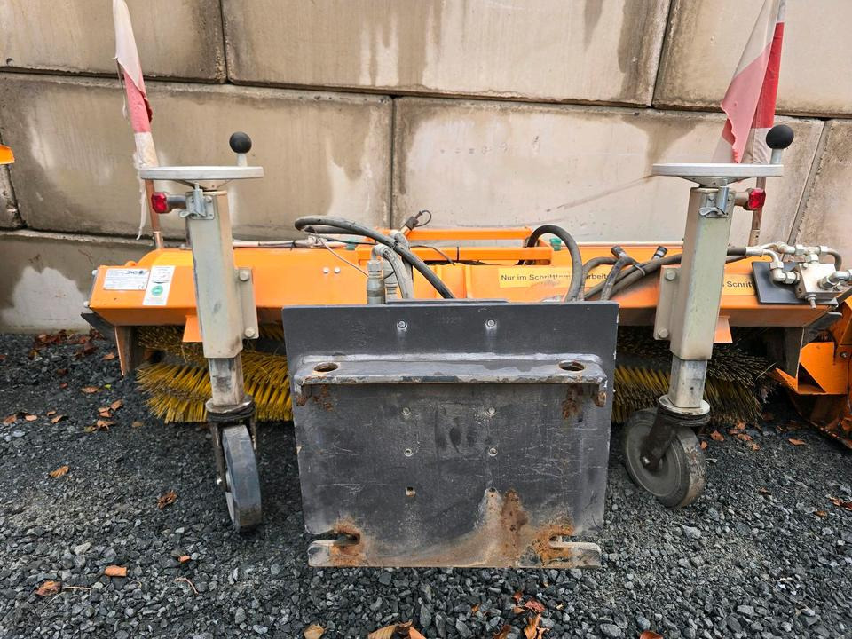 Sobernheimer FKM 1.8F Kehrmaschine für Multicar Straßenkehrmaschine Kehrbesen für Multicar Tremo Iseki Kubota - Metla: slika 1 Sobernheimer FKM 1.8F Kehrmaschine für Multicar Straßenkehrmaschine Kehrbesen für Multicar Tremo Iseki Kubota - Metla: slika 1