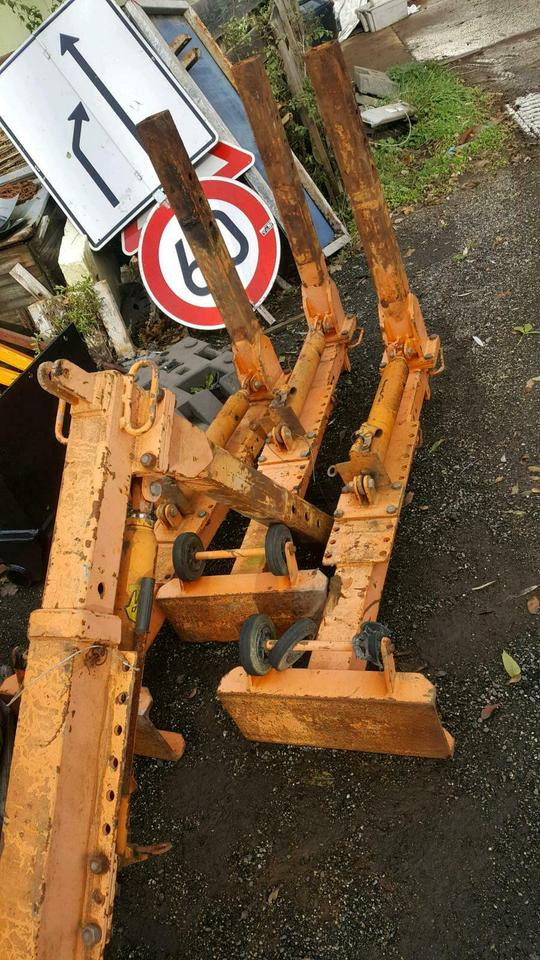 Stützen für Salzstreuer Schmidt Küpper Weisser Epoke Unimog Fendt - Okvir/ Šasija za Posipalnik peska/ Soli: slika 1 Stützen für Salzstreuer Schmidt Küpper Weisser Epoke Unimog Fendt - Okvir/ Šasija za Posipalnik peska/ Soli: slika 1