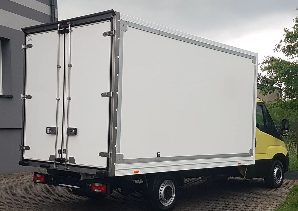 Iveco Daily 8EP KONTENER 4,14x2,21x2,20 KLIMA MANUAL KRAJOWY DMC 3500KG - Dostavno vozilo z zabojnikom: slika 4 Iveco Daily 8EP KONTENER 4,14x2,21x2,20 KLIMA MANUAL KRAJOWY DMC 3500KG - Dostavno vozilo z zabojnikom: slika 4