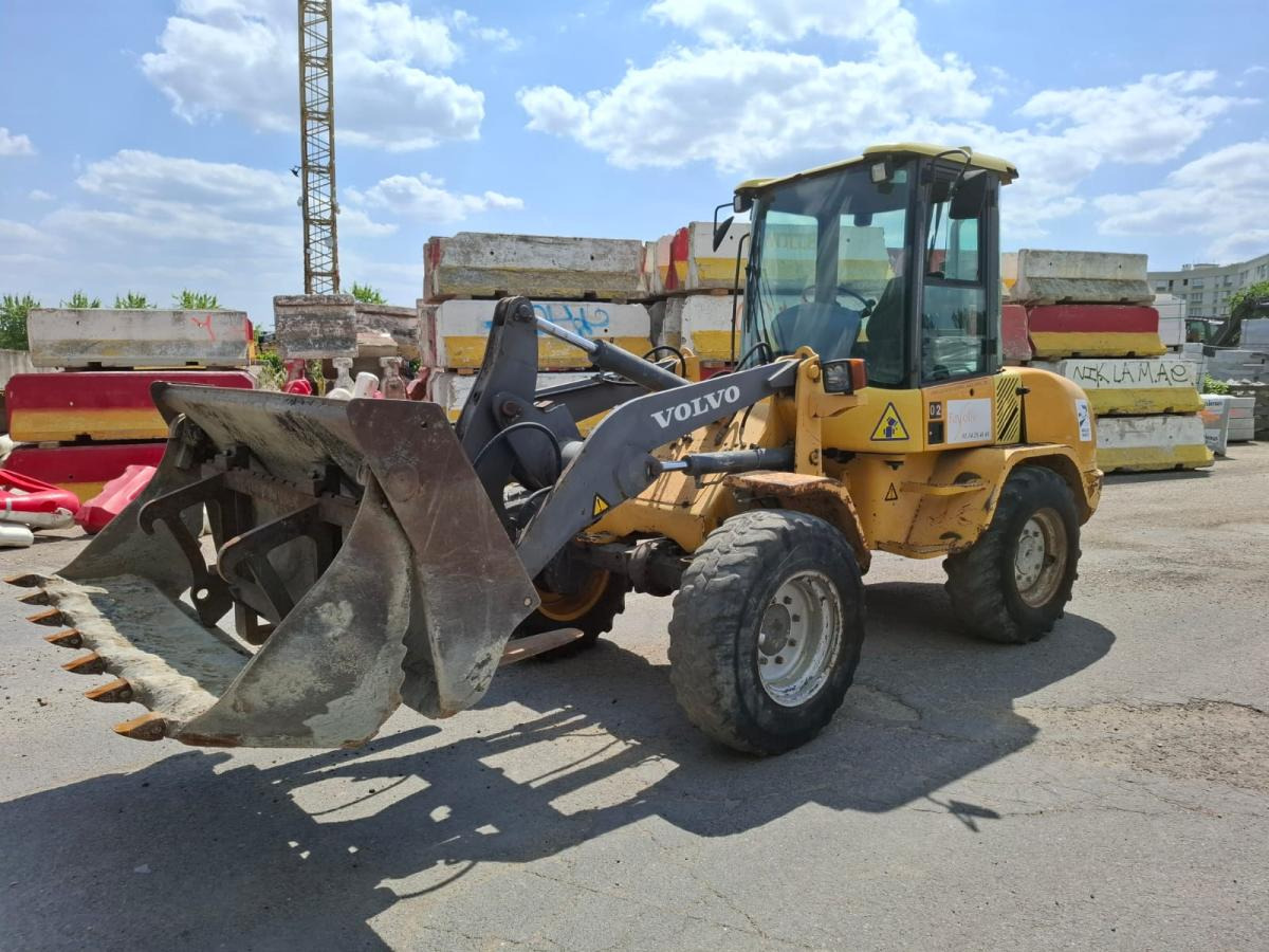 Volvo L 30 B - Kolesni nakladalec: slika 1 Volvo L 30 B - Kolesni nakladalec: slika 1