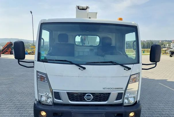 Nissan NT 400 CABSTAR podnośnik koszowy ISOLI PNT 210 JD4 - Dvižna ploščad montirana na tovornjak: slika 4 Nissan NT 400 CABSTAR podnośnik koszowy ISOLI PNT 210 JD4 - Dvižna ploščad montirana na tovornjak: slika 4