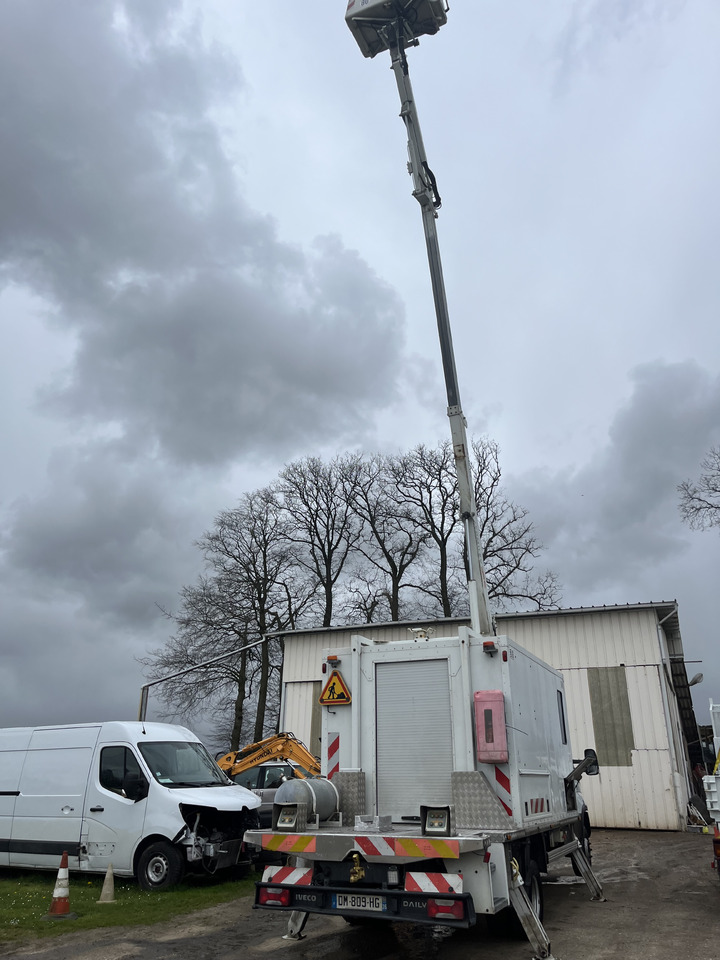 Dvižna ploščad montirana na tovornjak Iveco Daily 70-170: slika 15