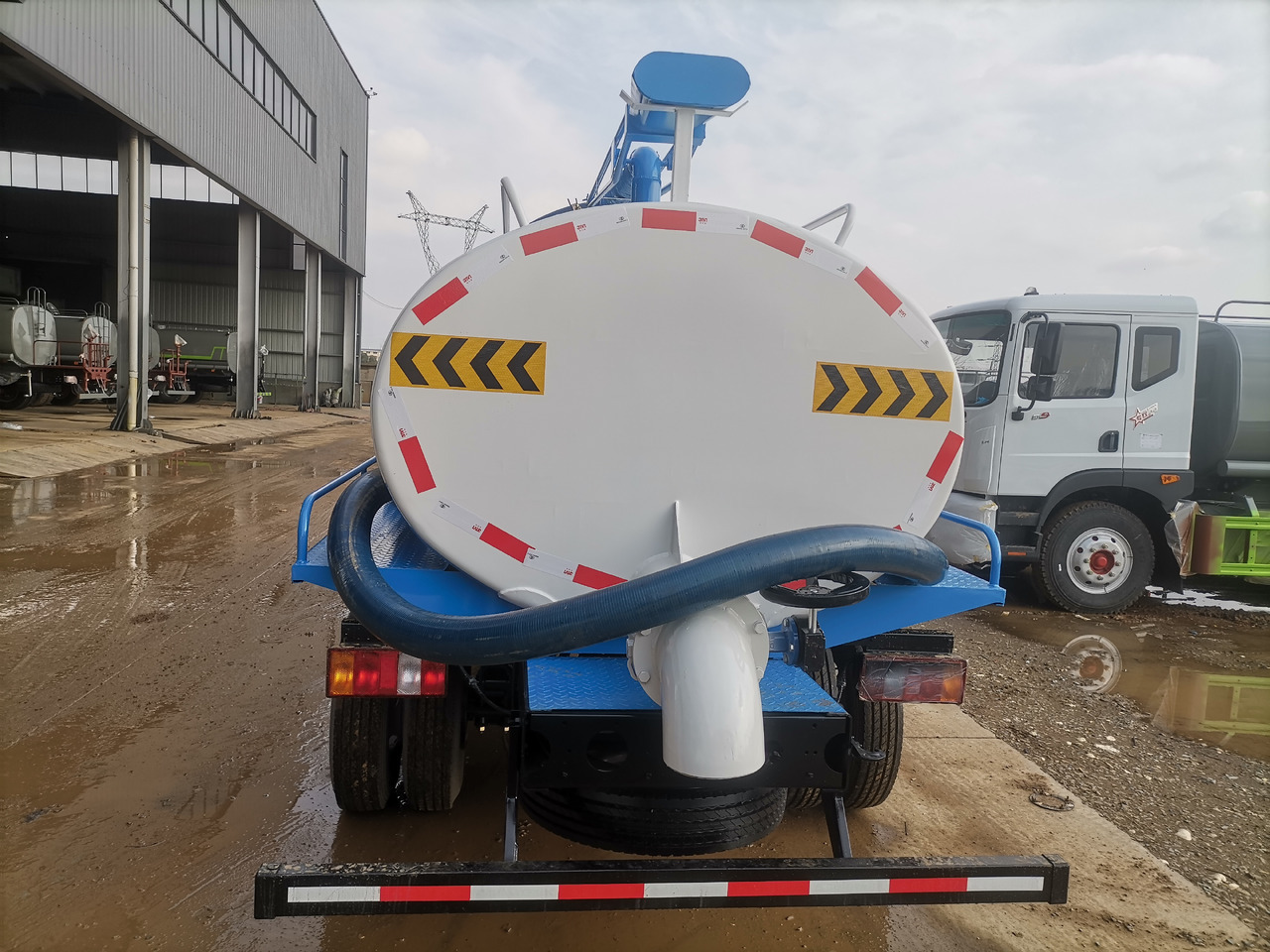 Sinotruk Howo light truck ( alternative: Dongfeng ) - Vakuumski tovornjak: slika 4 Sinotruk Howo light truck ( alternative: Dongfeng ) - Vakuumski tovornjak: slika 4