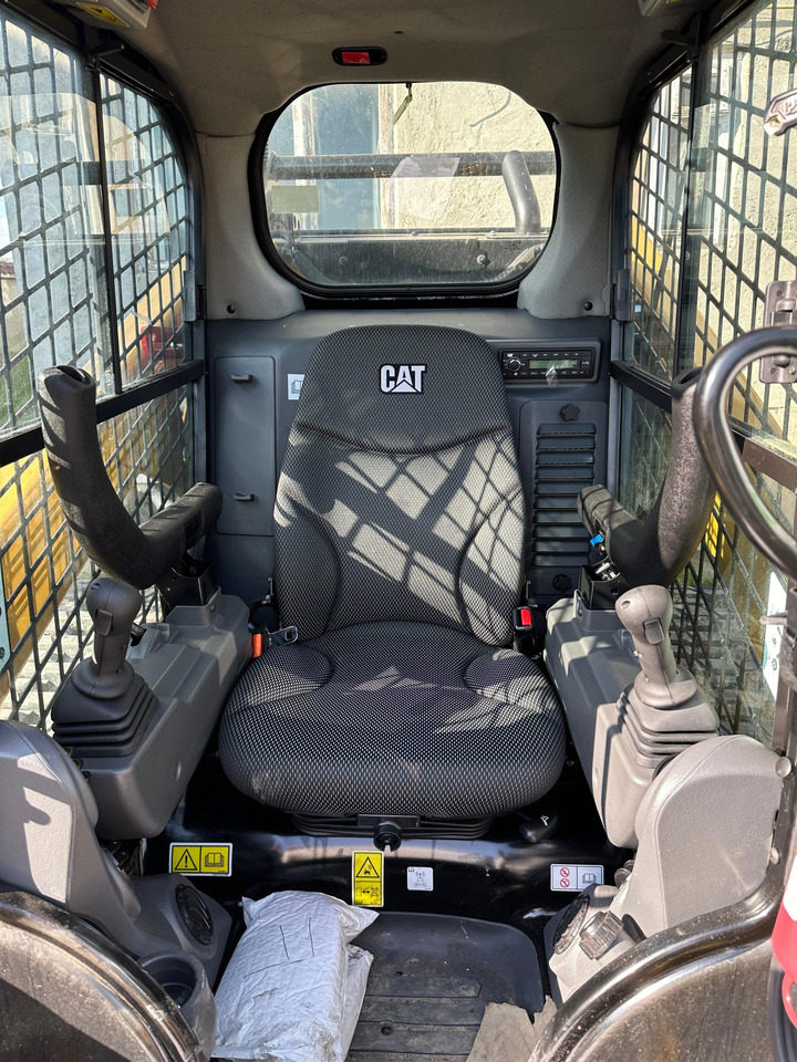 CATERPILLAR 299 D3 XE Mini track loader - Kompaktni nakladalnik na gosenicah: slika 4 CATERPILLAR 299 D3 XE Mini track loader - Kompaktni nakladalnik na gosenicah: slika 4