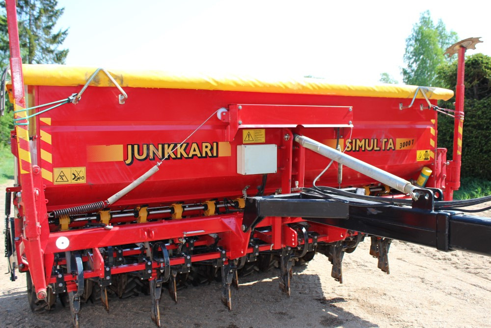 Junkkari Simulta 3000T - Siisti! Heinänsiemenlaite ja kiekkovantaat takana - Sejalni kombajn: slika 2 Junkkari Simulta 3000T - Siisti! Heinänsiemenlaite ja kiekkovantaat takana - Sejalni kombajn: slika 2