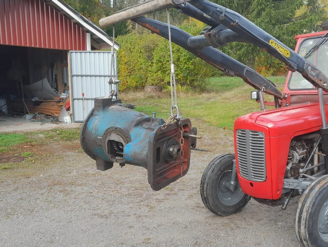 Fordson Super Major perä, vaihdelaatikko ja nostolaitekotelon kansi - Kmetijski stroj: slika 1 Fordson Super Major perä, vaihdelaatikko ja nostolaitekotelon kansi - Kmetijski stroj: slika 1