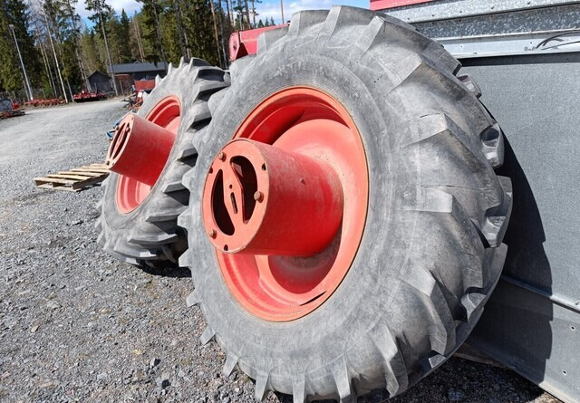 Taurus Paripyörät 18.4R38 todella hyväkuntoiset Fendt Farmer 312LSA sopivat - Kompletno kolo za Kmetijski stroj: slika 1 Taurus Paripyörät 18.4R38 todella hyväkuntoiset Fendt Farmer 312LSA sopivat - Kompletno kolo za Kmetijski stroj: slika 1