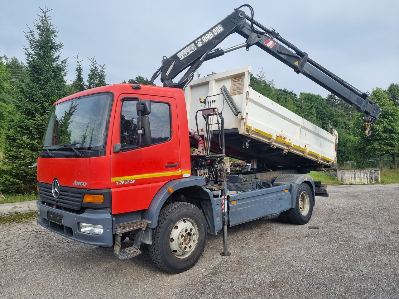 MERCEDES-BENZ ATEGO 1323 4x4 tipper + crane HIAB 095 - Tovornjak prekucnik, Tovornjak z dvigalom: slika 1 MERCEDES-BENZ ATEGO 1323 4x4 tipper + crane HIAB 095 - Tovornjak prekucnik, Tovornjak z dvigalom: slika 1