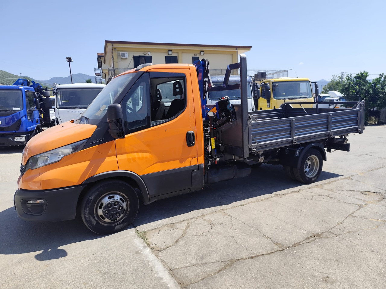 IVECO DAILY 35-140 - Tovornjak z dvigalom: slika 2 IVECO DAILY 35-140 - Tovornjak z dvigalom: slika 2