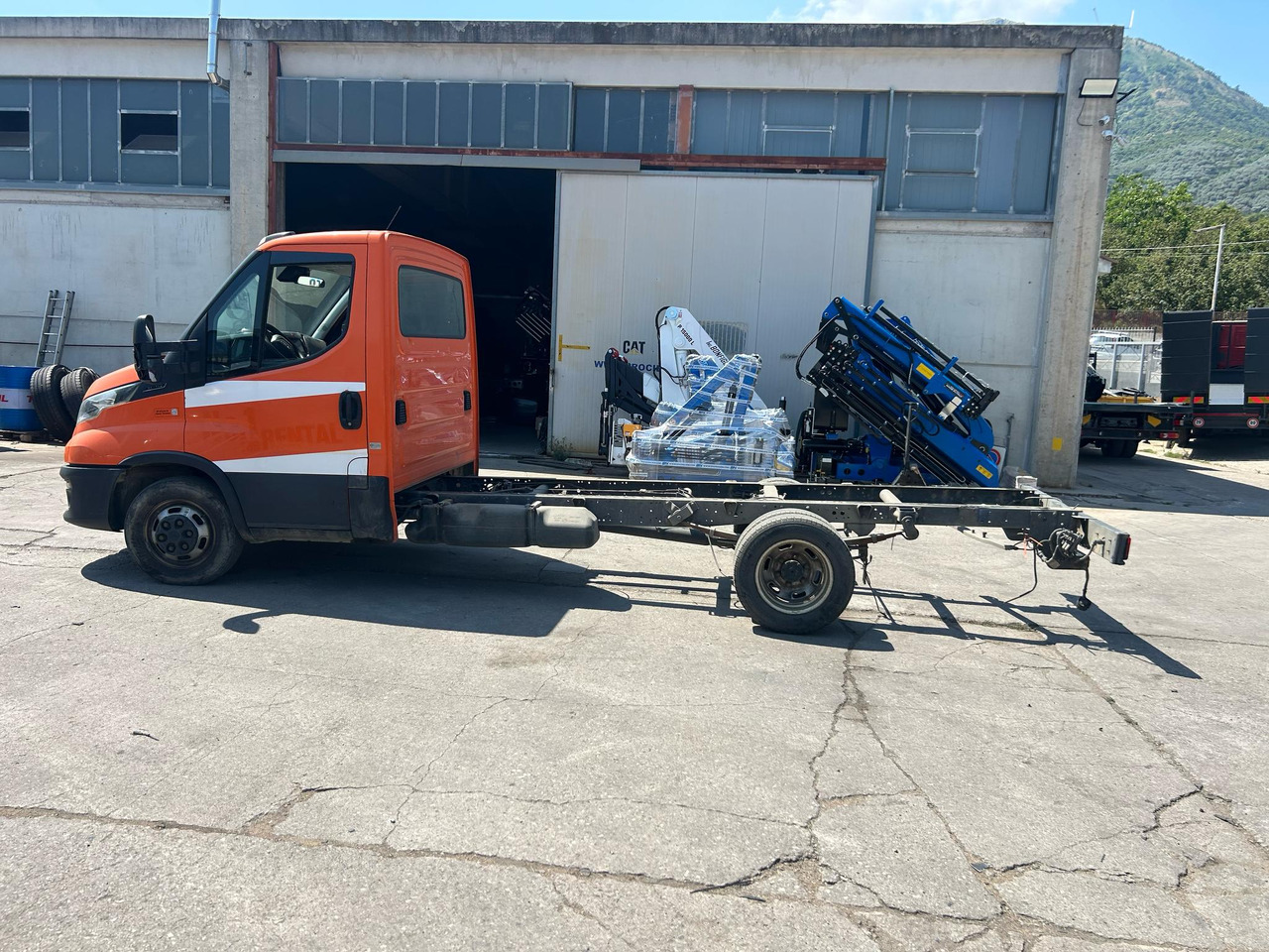 IVECO DAILY 35-140 - Dostavno vozilo s kesonom: slika 2 IVECO DAILY 35-140 - Dostavno vozilo s kesonom: slika 2
