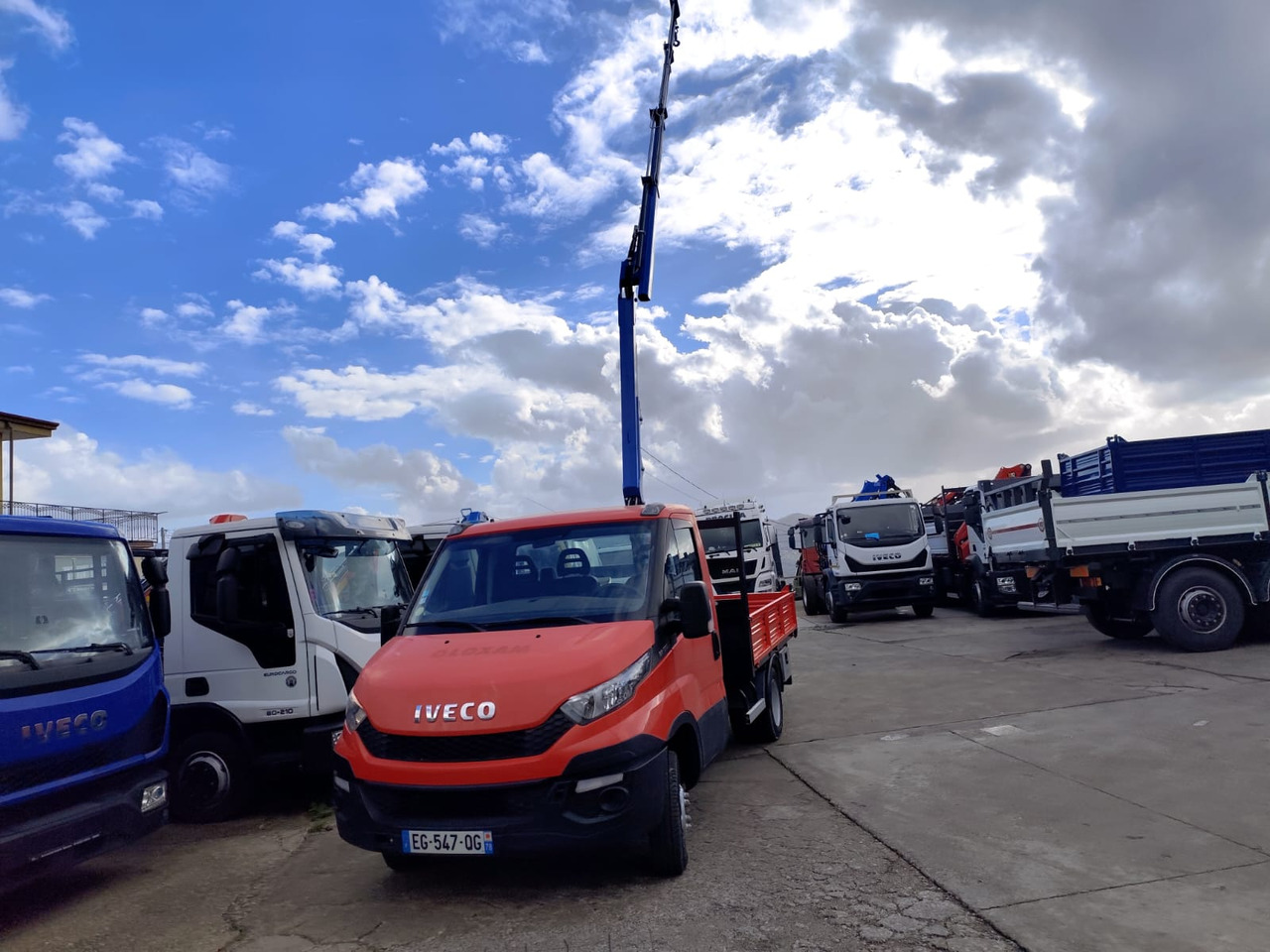 IVECO DAILY 35C13 - Tovornjak z dvigalom: slika 2 IVECO DAILY 35C13 - Tovornjak z dvigalom: slika 2