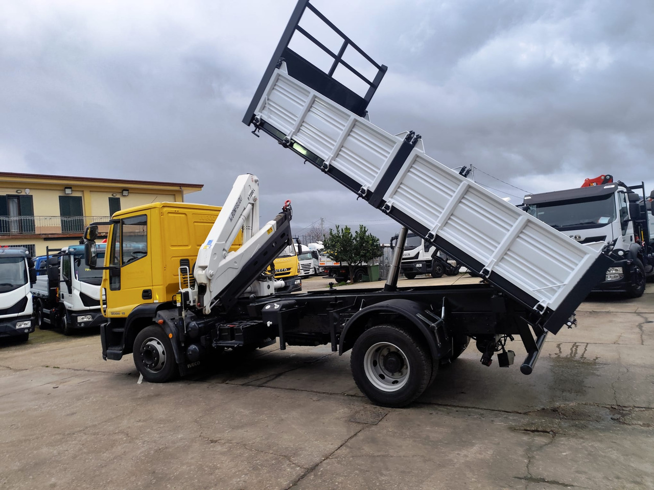IVECO EUROCARGO 120E28P - Tovornjak z dvigalom: slika 4 IVECO EUROCARGO 120E28P - Tovornjak z dvigalom: slika 4