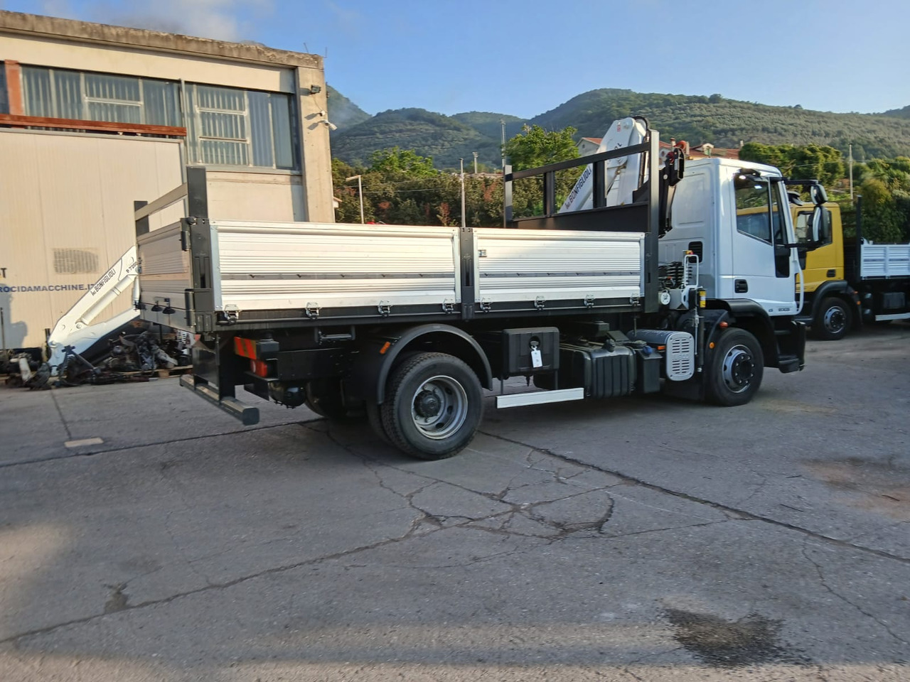 IVECO EUROCARGO 120E28P - Tovornjak z dvigalom: slika 4 IVECO EUROCARGO 120E28P - Tovornjak z dvigalom: slika 4
