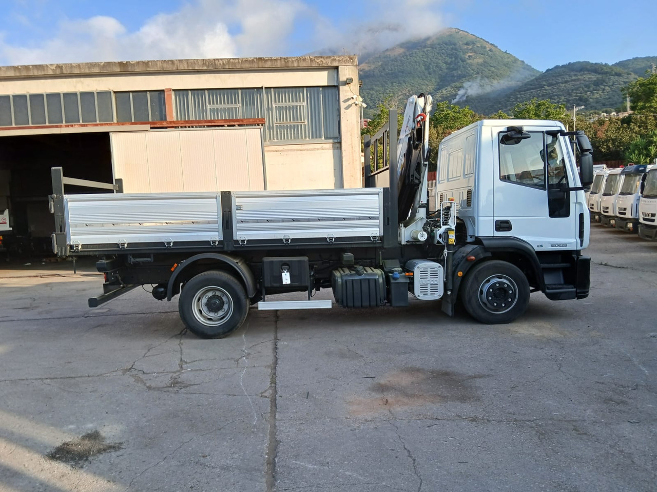 IVECO EUROCARGO 120E28P - Tovornjak z dvigalom: slika 3 IVECO EUROCARGO 120E28P - Tovornjak z dvigalom: slika 3