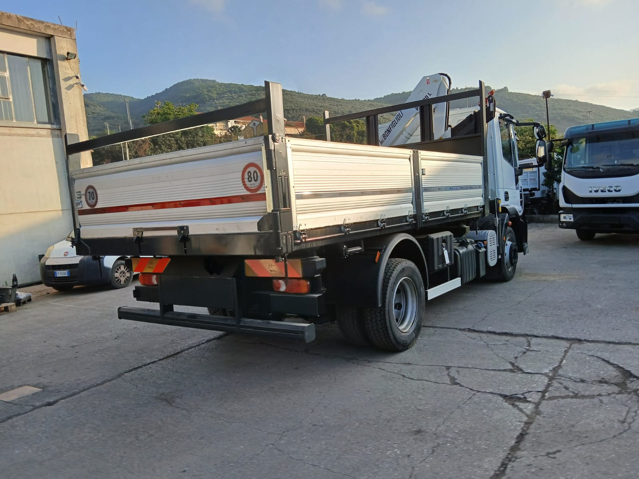 IVECO EUROCARGO 120E28P - Tovornjak z dvigalom: slika 5 IVECO EUROCARGO 120E28P - Tovornjak z dvigalom: slika 5