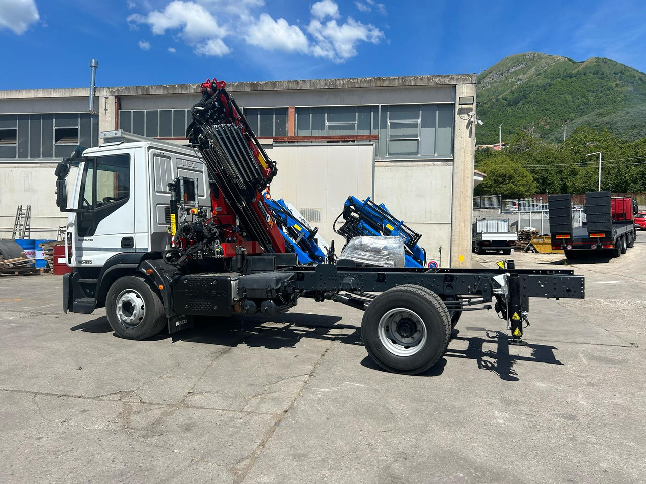 IVECO EUROCARGO 160-250 - Tovornjak z dvigalom: slika 5 IVECO EUROCARGO 160-250 - Tovornjak z dvigalom: slika 5