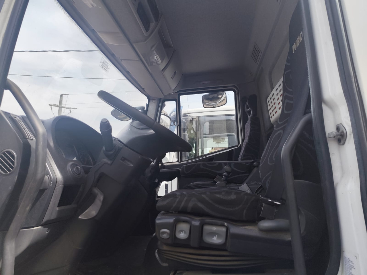 IVECO EUROCARGO 160E25K - Tovornjak z dvigalom: slika 4 IVECO EUROCARGO 160E25K - Tovornjak z dvigalom: slika 4