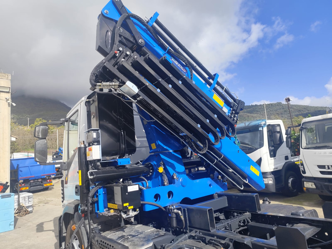 IVECO EUROCARGO 180-250 - Tovornjak z dvigalom, Tovornjak z dvigalom: slika 5 IVECO EUROCARGO 180-250 - Tovornjak z dvigalom, Tovornjak z dvigalom: slika 5