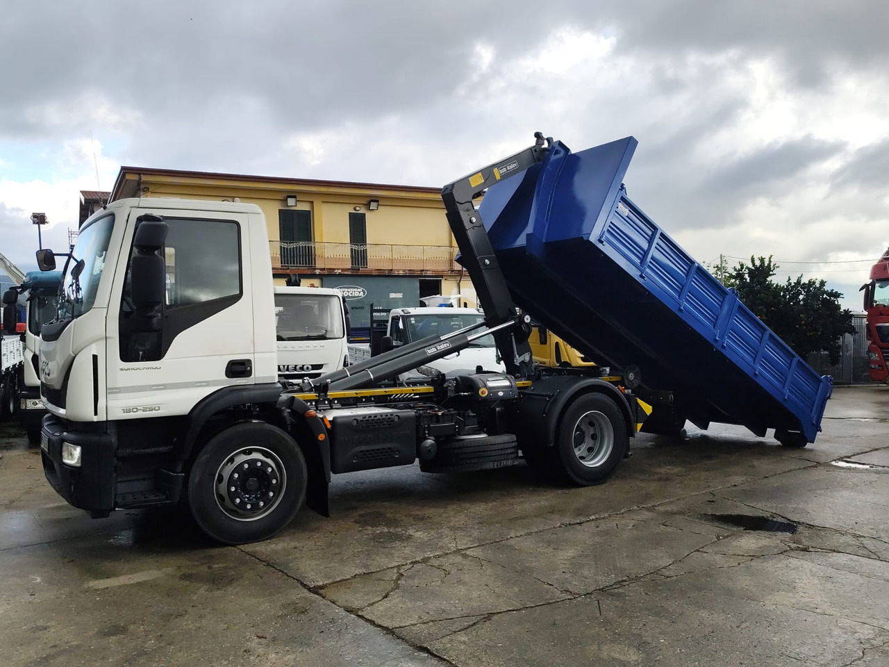 Kotalni prekucni tovornjak, Tovornjak z dvigalom IVECO EUROCARGO 180-250: slika 48 Kotalni prekucni tovornjak, Tovornjak z dvigalom IVECO EUROCARGO 180-250: slika 48