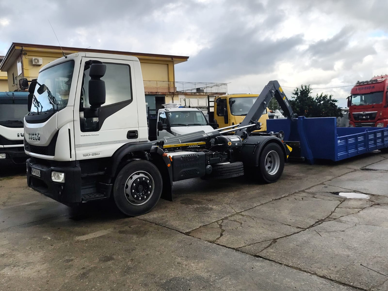 Kotalni prekucni tovornjak, Tovornjak z dvigalom IVECO EUROCARGO 180-250: slika 47 Kotalni prekucni tovornjak, Tovornjak z dvigalom IVECO EUROCARGO 180-250: slika 47