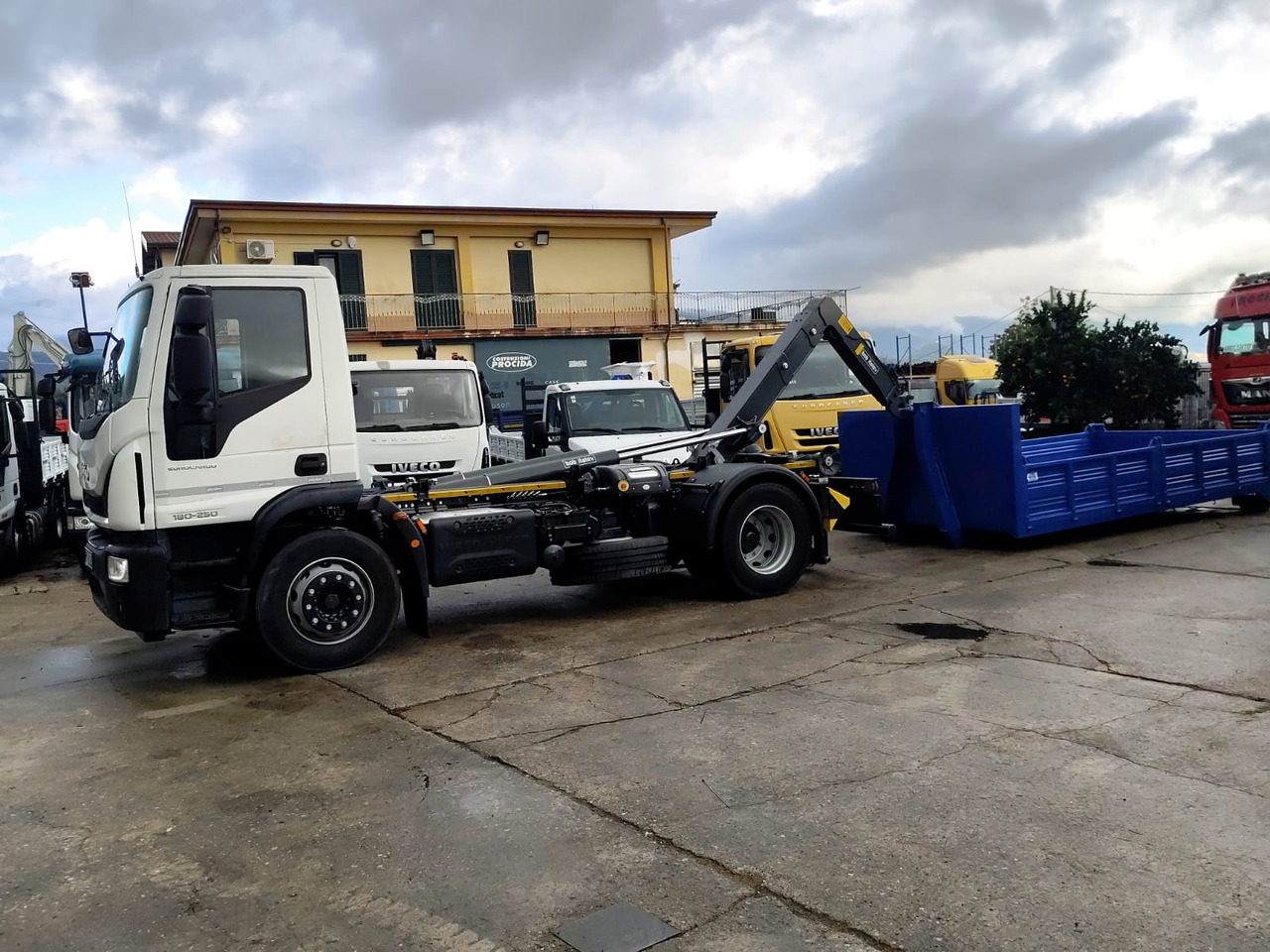 Kotalni prekucni tovornjak, Tovornjak z dvigalom IVECO EUROCARGO 180-250: slika 44 Kotalni prekucni tovornjak, Tovornjak z dvigalom IVECO EUROCARGO 180-250: slika 44