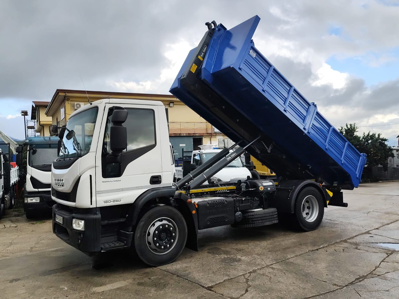 Kotalni prekucni tovornjak, Tovornjak z dvigalom IVECO EUROCARGO 180-250: slika 12 Kotalni prekucni tovornjak, Tovornjak z dvigalom IVECO EUROCARGO 180-250: slika 12