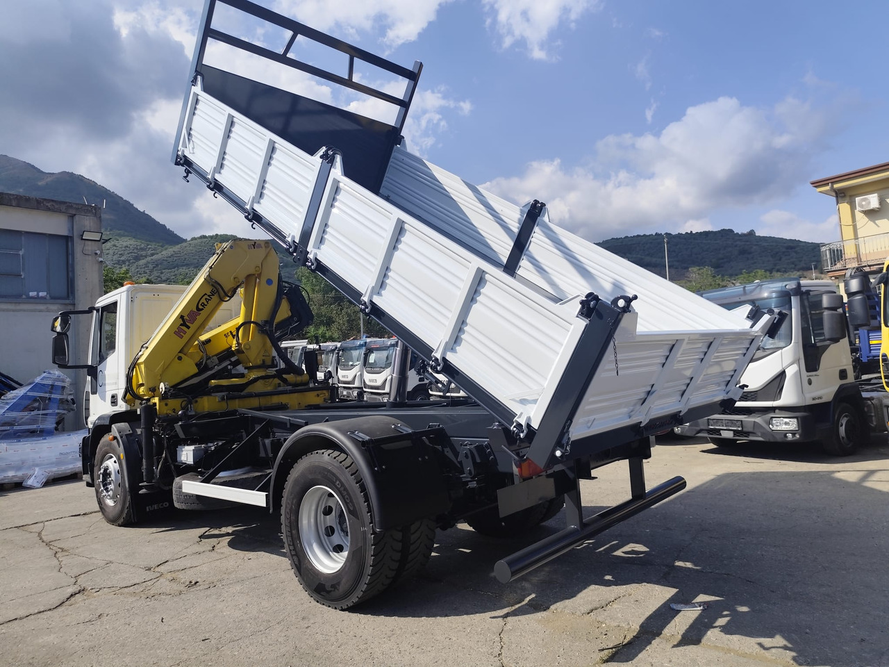 IVECO EUROCARGO 180E30 - Tovornjak prekucnik, Tovornjak z dvigalom: slika 4 IVECO EUROCARGO 180E30 - Tovornjak prekucnik, Tovornjak z dvigalom: slika 4